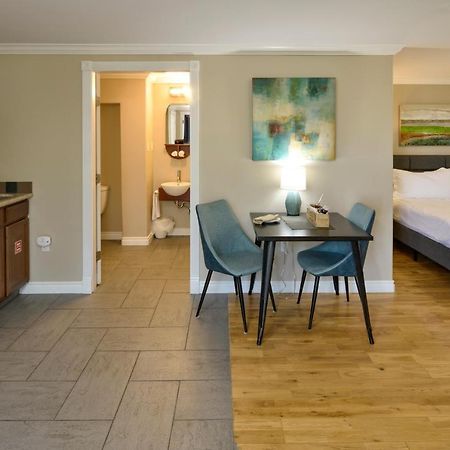 Above The Beach Guest Suites Penticton Bagian luar foto