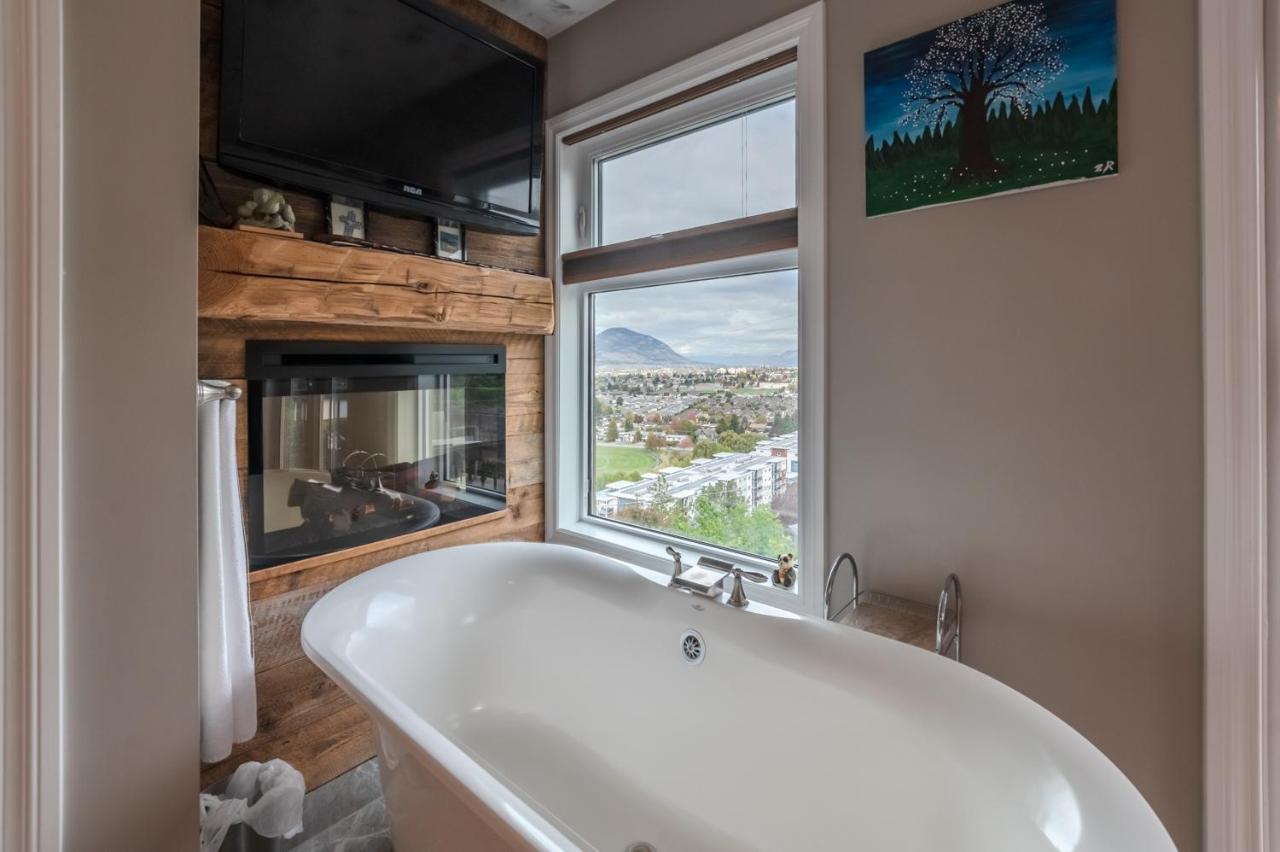 Above The Beach Guest Suites Penticton Bagian luar foto