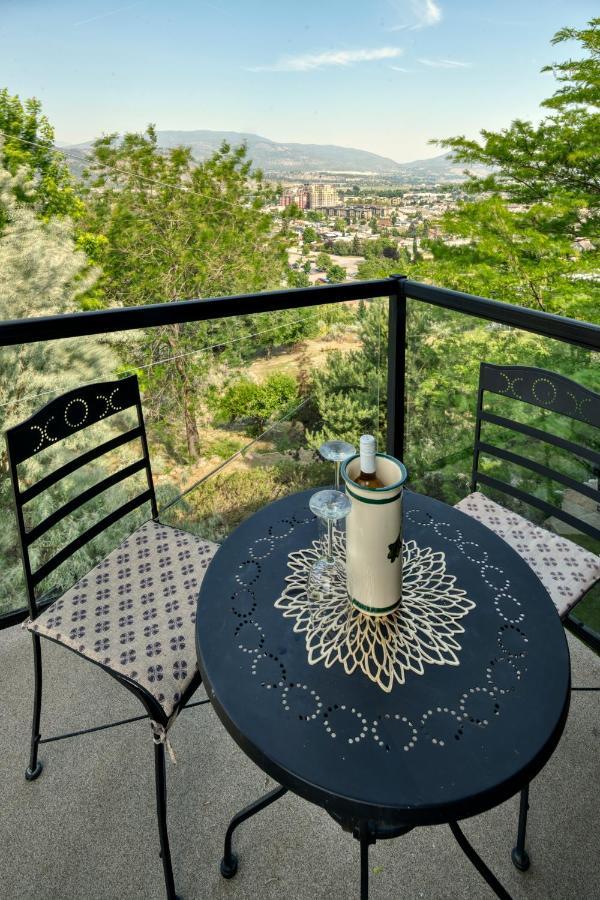 Above The Beach Guest Suites Penticton Bagian luar foto