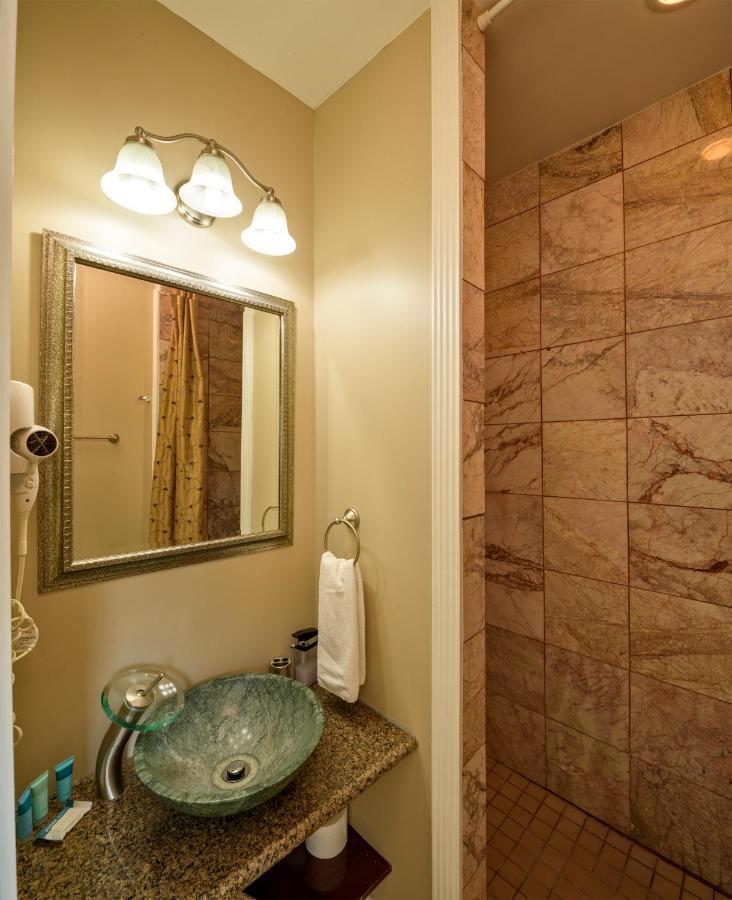 Above The Beach Guest Suites Penticton Bagian luar foto