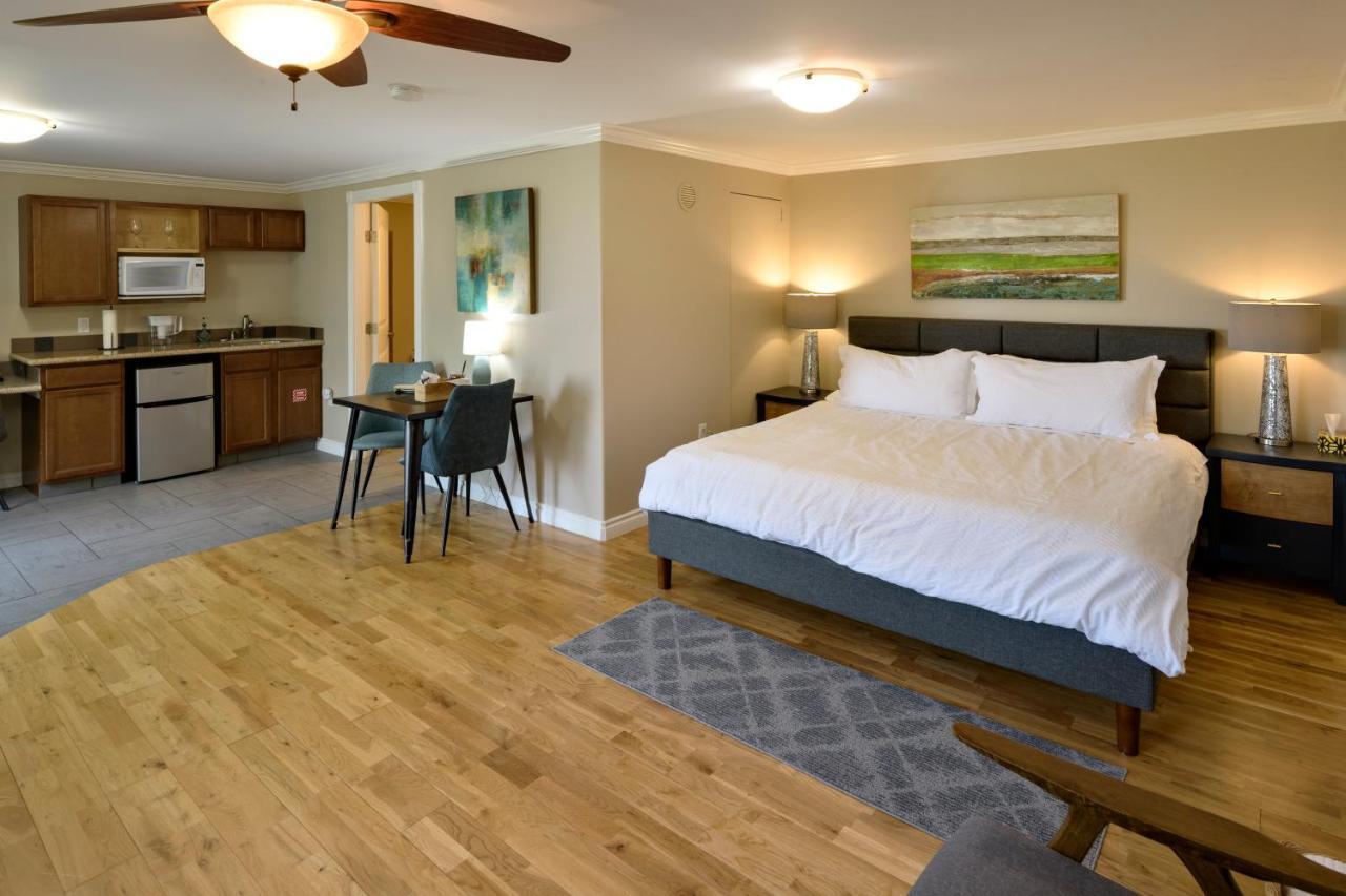 Above The Beach Guest Suites Penticton Bagian luar foto