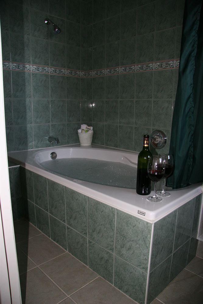 Above The Beach Guest Suites Penticton Bagian luar foto