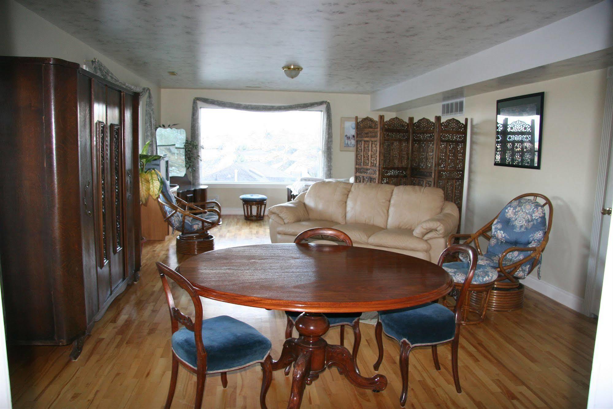 Above The Beach Guest Suites Penticton Bagian luar foto