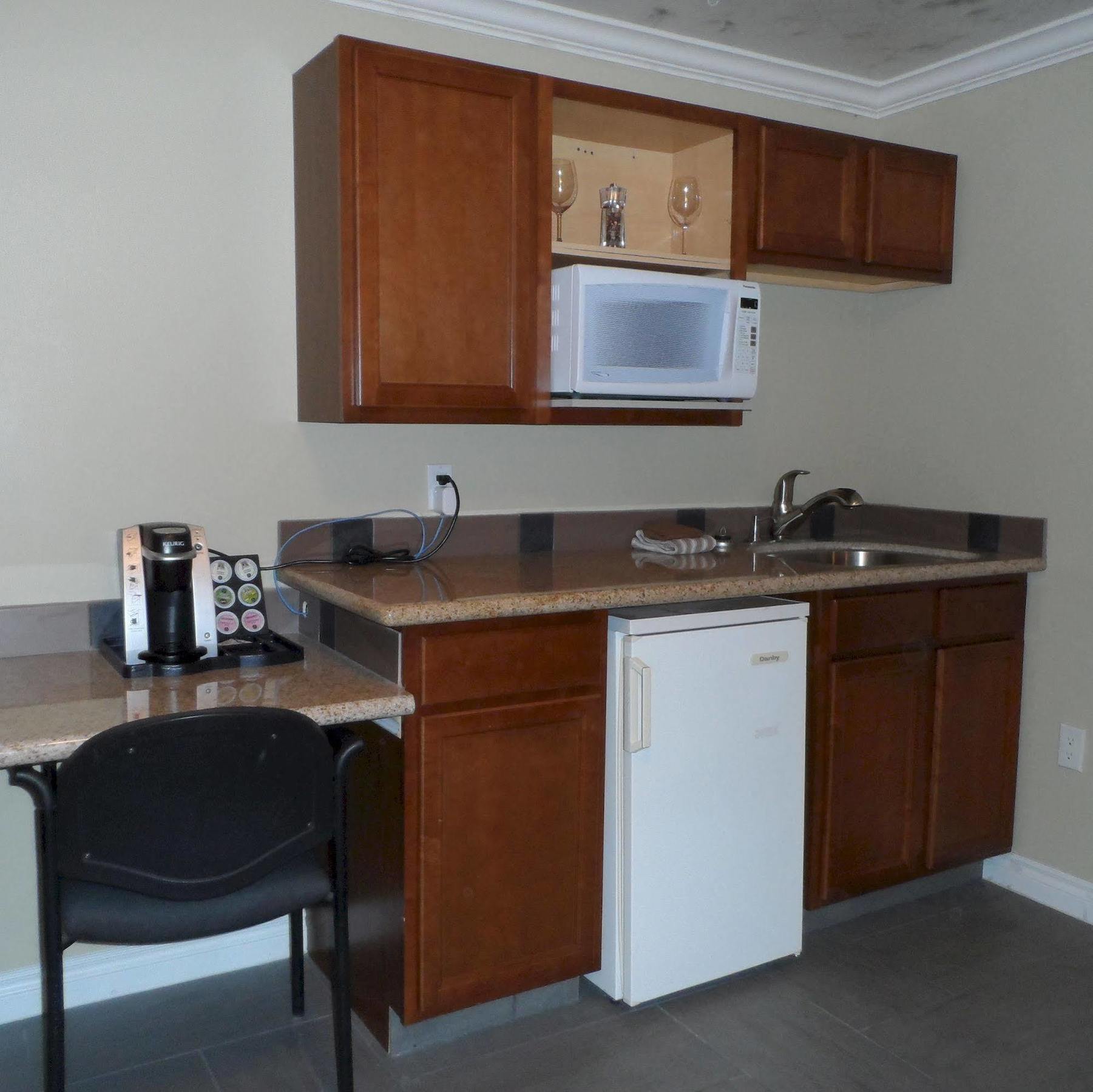 Above The Beach Guest Suites Penticton Bagian luar foto