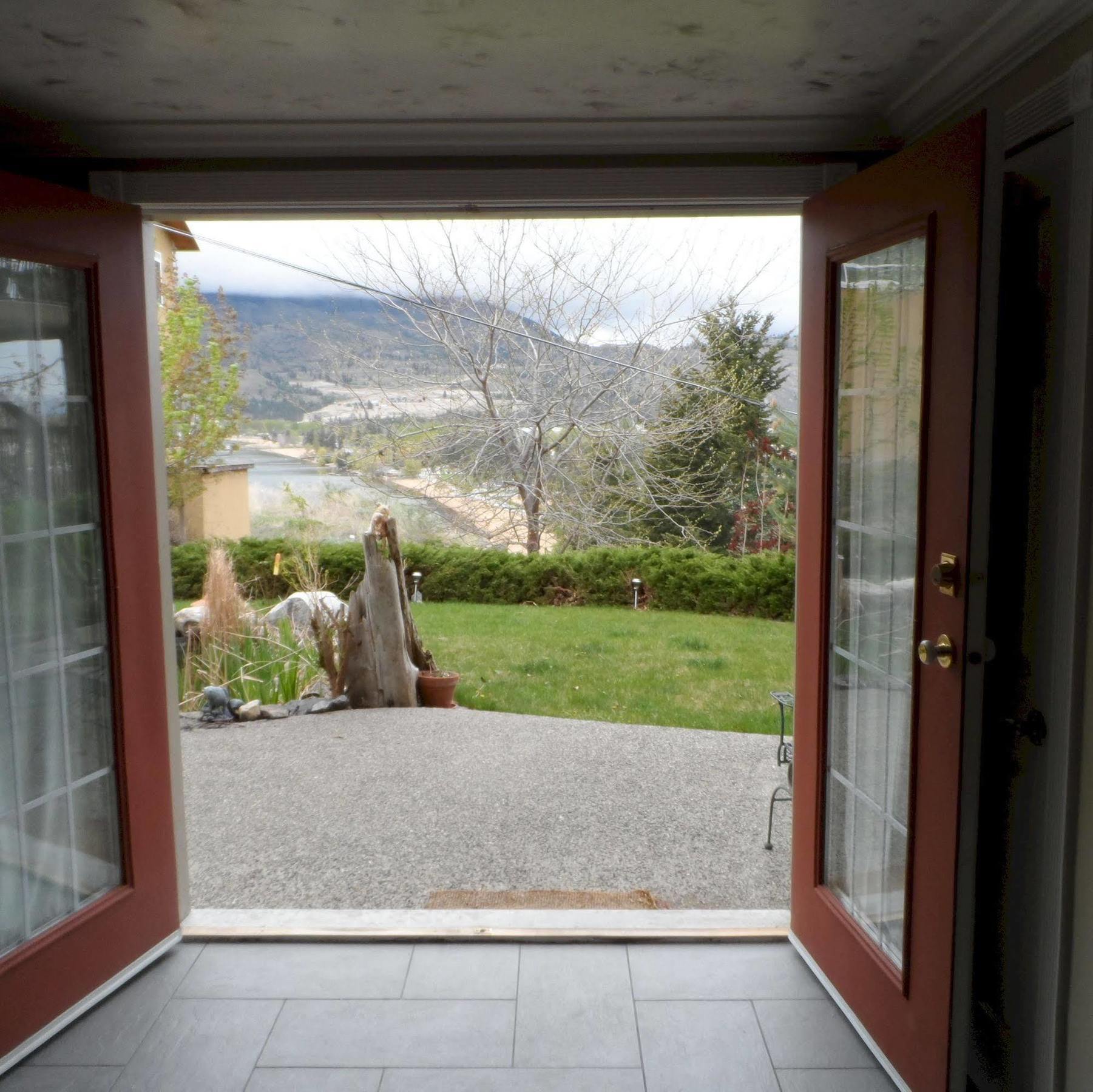 Above The Beach Guest Suites Penticton Bagian luar foto